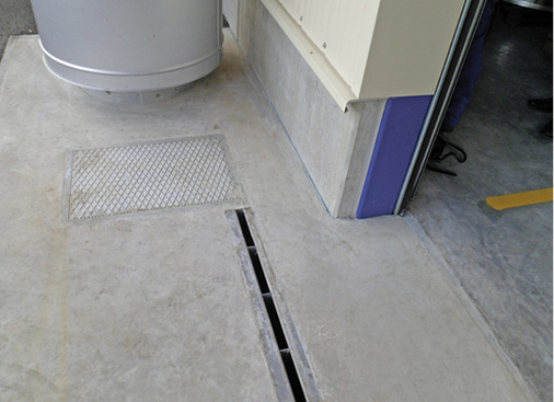 
3
 Detailbetrachtung: Links der Energieturm mit dem Doppel-Axialventilatorensystem; unten der auf die jeweilige Einbausituation passend ausgelegte Bodenkanal mit HochgeschwindigkeitsLuftausblasdüsen. 



