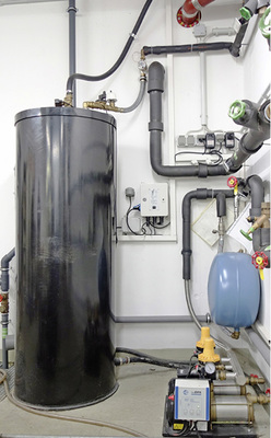 



2
 Regenwassernutzung der Toiletten für 100 Mitarbeiter im Institut für Lasertechnik in Hamburg-Bahrenfeld. Pro Jahr werden 300 bis 350 m
3
 Regenwasser genutzt (18 m
3
-Speicher in der Erde). Seit 2002 störungsfreier Betrieb. Im Bild: Druckerhöhungsanlage im Gebäude mit Pumpentechnik, Zwischenbehälter und Trinkwassernachspeisung in den Zwischenbehälter. 
