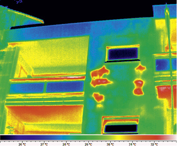 <p>
</p>

<p>
<span class="GVAbbildungszahl">3</span>
 Die Sonne bringt es an den Tag: Feucht gewordene WDVS-Fassadendämmung lässt sich auch im Sommer thermografisch ebenso lokalisieren …
</p> - © Georg Dittié

