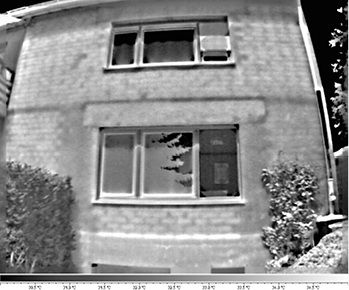 



6
  … wie im Außenbereich: Nach entsprechender Sonneneinstrahlung werden innere Strukturen eines verputzten Altbaus sichtbar. 
