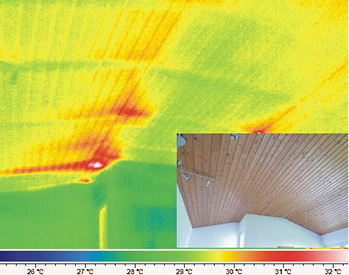 <p>
</p>

<p>
<span class="GVAbbildungszahl">7</span>
 Auch im Sommer werden Schwachstellen an der Wärmedämmung sichtbar: die Zwischensparrendämmung ist an mehreren Stellen lückenhaft. 
</p> - © Georg Dittié

