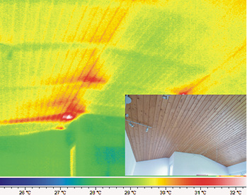 



7
 Auch im Sommer werden Schwachstellen an der Wärmedämmung sichtbar: die Zwischensparrendämmung ist an mehreren Stellen lückenhaft. 
