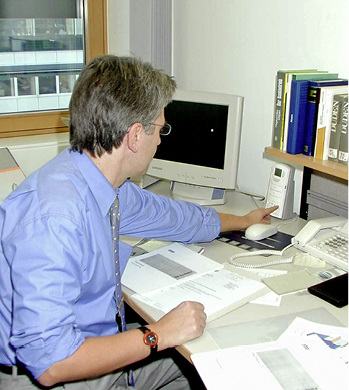 



3
 Auslaufmodell Einzelbüro mit individuellem Raumbediengerät. In der neuen Bürowelt werden kollektive Raumfunktionen offenbar wieder die Regel. 
