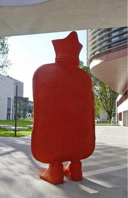 



6
 Eine überdimensional große Wärmeflasche neben dem GLT-Tagungsgebäude versinnbildlicht den Konflikt des Themas der Podiumsdiskussion „Wohlbefinden vs. Energieeinsparung“.
