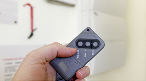 
2
 Mit der mobilen Fernbedienung Ei410 können die Rauchwarnmelder getestet und im Alarmfall lokalisiert und gegebenenfalls stumm geschaltet werden. 



