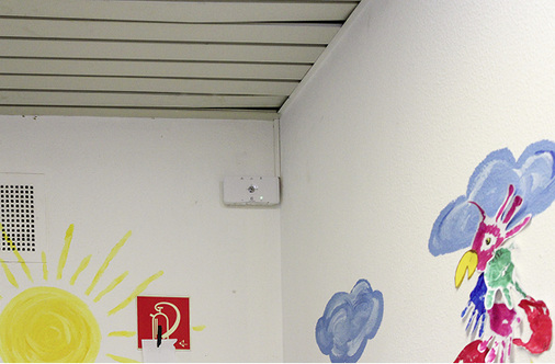 



3
 Die Ei414-Koppelelemente sind in der Regel deckennah montiert, um außer Reichweite der Kinder zu bleiben und gleichzeitig bei den regelmäßigen Wartungsarbeiten leicht erreichbar zu sein. 
