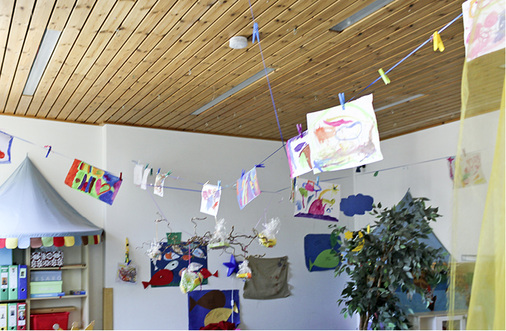 



4
 Die funkvernetzten Rauchwarnmelder Ei650W und die Funkmodule MRF600 von Ei Electronics besitzen jeweils eine unabhängige 10-Jahres-Stromversorgung. Die Rauchwarnmelder tragen das Q-Siegel und bieten damit neben großer Robustheit unter anderem eine erhöhte Sicherheit gegen Falschalarme. Die Funkvernetzung der Melder erfolgt über ein störfestes Frequenzband bei 868 MHz. Die bidirektional vernetzten Melder arbeiten nach dem Repeater-Prinzip, d. h. ein Alarm wird nicht nur empfangen, sondern an alle verbundenen Warnmelder weitergeleitet. Dadurch werden Stabilität und Reichweite des Funknetzwerkes deutlich erhöht. Die Funkmodule überprüfen darüber hinaus in regelmäßigen Abständen die Verbindung zu ihren Nachbarn. Eine gestörte Verbindung wird ebenso bemerkt wie das unbefugte Entfernen eines Melders. 
