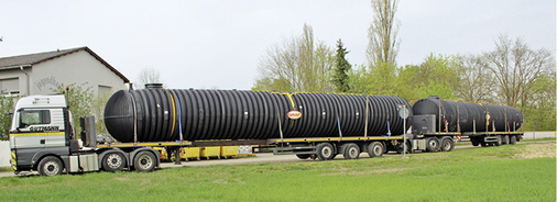<p>
<span class="GVAbbildungszahl">2</span>
 Aufgrund der Abmessungen und des geringen Gewichtes mussten die Löschwasserbehälter nicht als Sondertransport geliefert werden. 
</p>

<p>
</p> - © Otto Graf GmbH


