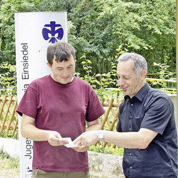 <p>
<span class="GVAbbildungszahl">5</span>
 Einfacher Einbau, geringe Kosten: Oliver Schmitt (links) von HS-Galabau und der Planer, Dipl.-Ing. Manfred Umhauer haben sich für einen Kunststoff-Löschwasserbehälter entschieden. 
</p>

<p>
</p> - © Otto Graf GmbH

