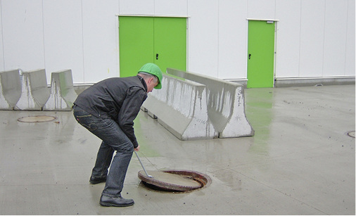 
4
 Abdeckung des unterirdischen 200-m
3
-Regenwasserspeichers. 



