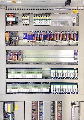 <p>
<span class="GVAbbildungszahl">3</span>
 In jedem neuen Gebäudeteil des Gymnasiums befinden sich Automationsschränke, in denen die Gewerke zusammenlaufen. So ist eine zentrale Wartung möglich, ohne den Unterricht in den Klassenzimmern zu stören. 
</p>

<p>
</p> - © Ing.-Büro Christian Förster

