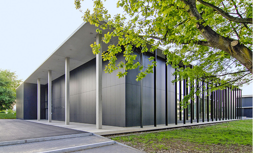 
5
 Je nach Situation geben die Wetterstationen im Zusammenspiel mit den Sensoren innerhalb der Gebäudeteile das Signal, ob die Beschattung aktiviert werden soll oder ob es zu windig ist und die Jalousien hochgefahren werden müssen. 



