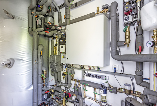 



2
 Neben dem Pufferspeicher (links) wurden die Anlagenkomponenten mit möglichst kurzen „Wegen“ untergebracht. 
