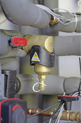 



3
 Zwei magnetische Schlammabscheider SpiroTrap MB3 schützen die empfindlichen Hocheffizienzpumpen. 
