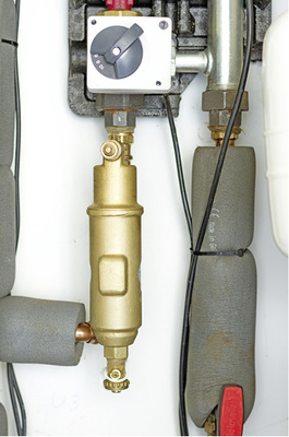 



4
 Die beiden SpiroCombi vereinen Luft- und Schlammabscheidung. Sie wurden im Heizungsvorlauf und dem Vorlauf zur Betonkerntemperierung installiert. 
