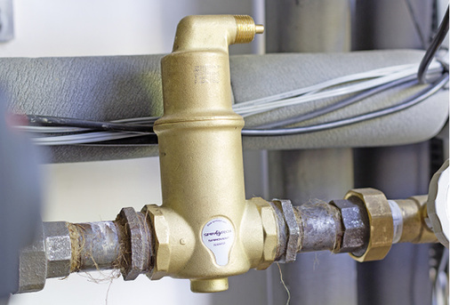 
6
 Der Mikroblasenabscheider SpiroVent wurde zwischen Pufferspeicher und Saisonalspeicher installiert. 
