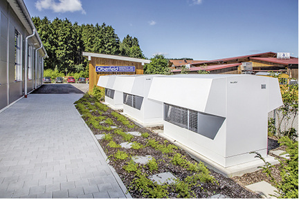 



2
 Die Luft/Wasser-Wärmepumpen konnten in die Außenanlage integriert werden. 
