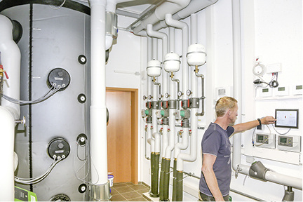 



3
 Die Anlage wird vom Technikraum per Touchscreen gesteuert
