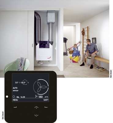 
3
 Das neue zentrale Komfort-Lüftungs-gerät ComfoAir Q ersetzt künftig die langjährigen Zehnder-Klassiker der Baureihe ComfoAir 350 / 550. Mit bis zu 10 % weniger Stromverbrauch als die Vorgängermodelle erreicht es eine bis zu 5 % höhere Wärmerückgewinnung. Mit einer maximalen Luftförderung von 350, 450 oder 600 m
3
/h eignet sich die neue Produktserie gleichermaßen für Einfamilienhäuser, Wohnungen, Büroräume und auch Gewerbebauten. Das intuitive Display bietet eine Echtzeit-Anzeige zu allen relevanten Betriebsdaten. 
