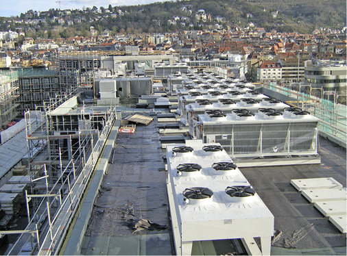 <p>
</p>

<p>
<span class="GVAbbildungszahl">3</span>
 Rückkühler auf dem Dach des Einkaufszentrums (während der Installation).
</p> - © Swegon Germany

