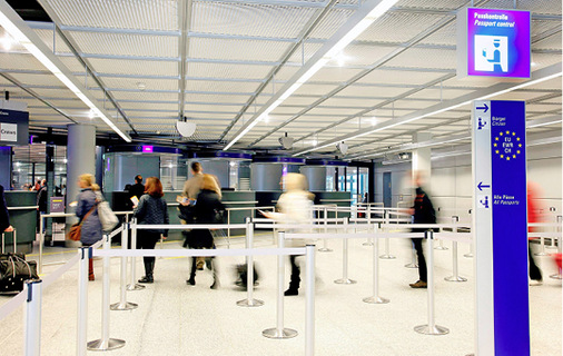 
2
 Der Ersatz konventioneller Beleuchtungssysteme durch LED-Leuchten führt bei großen Liegenschaften zu spürbaren Rückkopplungseffekten auf die Regelungsparameter der Klimaanlage, auf die Wärme- und Kältelast sowie auf die Stromversorgung. 



