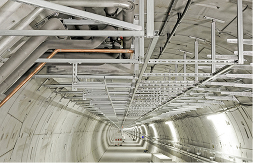 <p>
</p>

<p>
<span class="GVAbbildungszahl">2</span>
 Anspruchsvolle Schienenmontage in einem Tunnel. 
</p> - © Mefa

