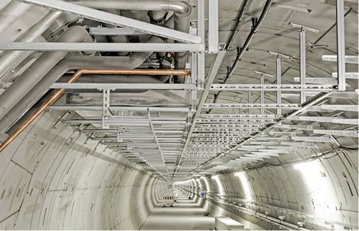 



2
 Anspruchsvolle Schienenmontage in einem Tunnel. 
