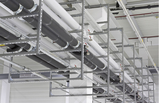 
5
 Mehrgeschossiger Schienenrahmen, mit Spannbügeln an Stahlträgern befestigt.



