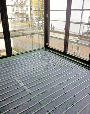 



2
 Die großen Fensterflächen sorgen an sonnigen Tagen für einen zusätzlichen Wärmeeintrag. Um auch an trüben Tagen und nachts eine optimale Behaglichkeit zu gewährleisten, wurden die Heiz-rohre unmittelbar vor den bodentiefen Fenstern mit engerem Abstand verlegt. 
