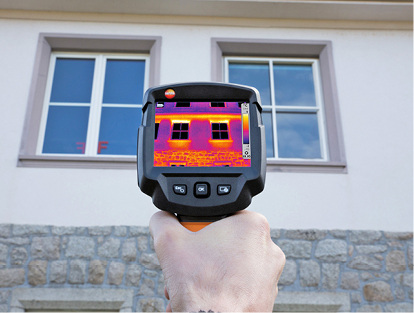 
8
 … und teilweise auch für die Ortung von Wärmebrücken an Fenstern und Haustüren einsetzbar. 
