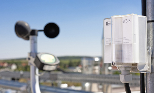 
5
 Die Wetterprognose-Station Kompakt von HKW (rechts) liefert Prognosewerte für Temperatur, Sonneneinstrahlung und vieles mehr und hilft so, ein Überschwingen der Betonkerntemperierung zu vermeiden.
