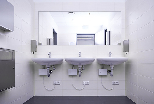 



2
 Dezentrale Trinkwassererwärmung senkt den Ressourcenverbrauch und die Betriebskosten. An den Handwaschbecken der WC-Anlage im Center Management wurden die AEG-Klein-Durchlauferhitzer MTE 350 installiert. 
