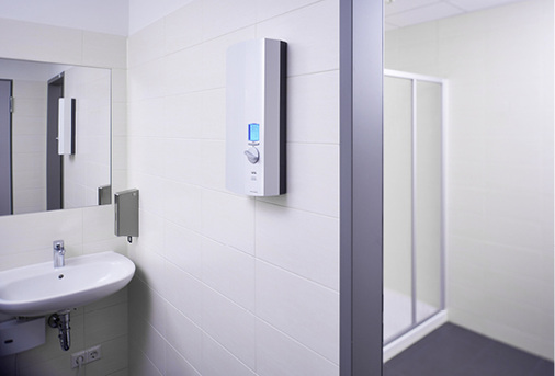



3
 In den Bädern des Therapiezentrums und Center Managements versorgt jeweils ein vollelektronischer AEG-Durchlauferhitzer DDLE ÖKO ThermoDrive die Dusche und den Waschtisch temperaturgenau mit warmem Wasser. Das Gerät ermöglicht die Einstellung der Wunschtemperatur in Schritten von 0,5 °C. 
