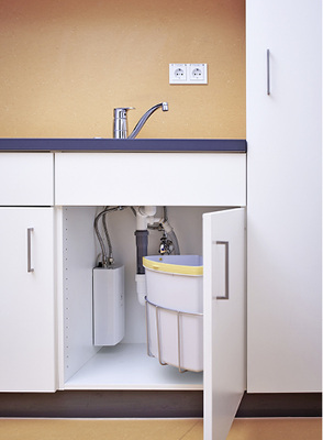 



4
 In den Teeküchen können sich die Mieter auf hygienisch einwandfreies Trinkwasser verlassen. Hier stellen elektronische Küchen-Durchlauferhitzer DDLE Kompakt 11/13 das Warmwasser im Durchfluss bereit. 
