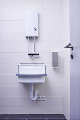 



5
 In den Putz- und Wirtschaftsräumen sind AEG-Durchlauferhitzer DDLE Basis mit 11 kW Heizleistung installiert. Die schnelle Regelungselektronik stellt bis zu 60 °C warmes Wasser sofort und mit hoher Temperaturkonstanz zur Verfügung. 
