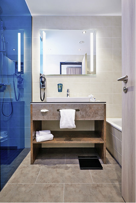 



6
 Die 105 Gäste-Bäder des Hotels Park Inn by Radisson wurden mit einer elektrischen Fußbodentemperierung ausgestattet. Der Thermo Boden macht die Bodenfliesen im Nu fußwarm, was die Gäste als sehr behaglich und komfortabel empfinden. 
