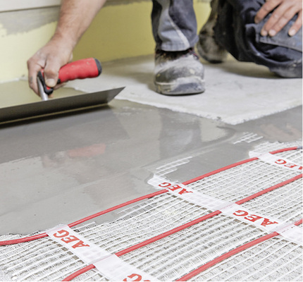 



7
 Das AEG-Heizmattensystem wird direkt auf dem Estrich verlegt und mit einer sehr dünnen Ausgleichsschicht (Fließestrich) bedeckt. Die zusätzliche Aufbauhöhe beträgt nur ca. 3 mm. 
