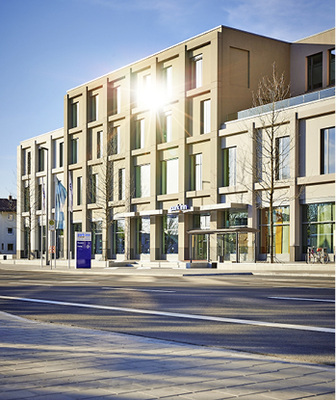 



8
 Vier-Sterne-Hotel Park Inn by Radisson.
