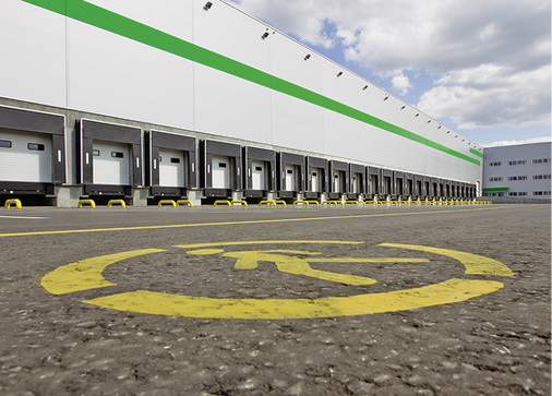 



3
 … und Torluftschleier im Bereich von Lkw-Verladerampen. 
