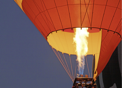 



1
 Die Auslegung von Trinkwassererwärmern mit der NL-Zahl ist überholt. Das in DIN EN 12 831-3 eingesetzte, aus dem Summenlinienverfahren entwickelte Kapazitätenschaubild kann mit dem Flug eines Heißluftballons (Angebotskurve) über einen Berg (Bedarfskurve) veranschaulichen werden. 
