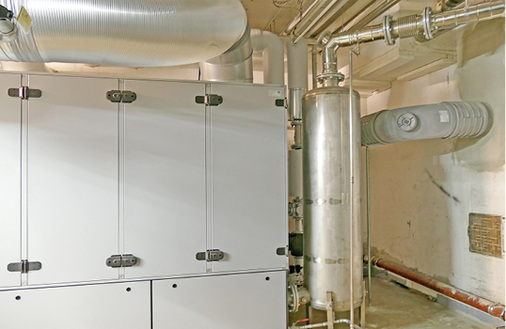 



3
 Bei dem von Wolf / Kuntschar & Schlüter stammenden BHKW (GTK 140) wurden alle Möglichkeiten des aktiven und passiven Schallschutzes umgesetzt. Rechts im Bild der Abgasschalldämpfer. 
