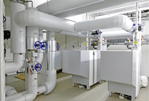 <p>
</p>

<p>
<span class="GVAbbildungszahl">4</span>
 Heizzentrale mit zwei redundant angeordneten 500-kW-Gas-Brennwertheizkesseln. 
</p> - © Wolf Heiztechnik, Mainburg

