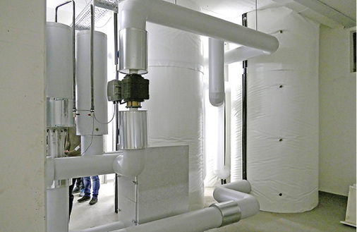 



5
 Die optimale Auslegung der Pufferspeicher sowie die hydraulische Einbindung in die bestehende Heizungsanlage tragen maßgeblich zu den langen Laufzeiten und zur hohen Effizienz des BHKW bei. Bestimmende Größe ist der Lastgang der Trinkwassererwärmung. 
