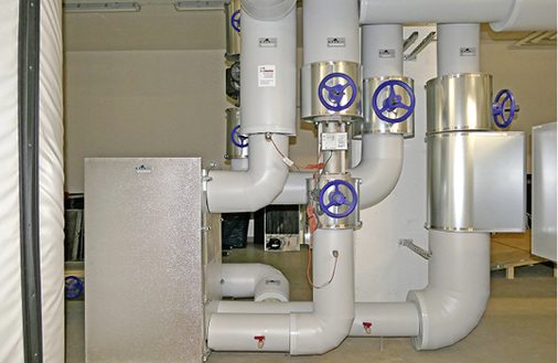 



6
 Zum Schutz vor Verunreinigungen und zur reibungslosen Umschaltung auf die neuen Anlagen entschied sich das Installationsunternehmen zu einer Systemtrennung zwischen dem alten Heizungsnetz und der neu aufgebauten Heizzentrale. 
