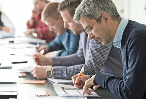 



6
 Mitarbeiter sollten früh in den BIM-Umstieg eingebunden werden, etwa in Form von Zielvorgaben oder Checklisten: Was soll erreicht werden, was ist vorhanden und wo liegen Defizite? 
