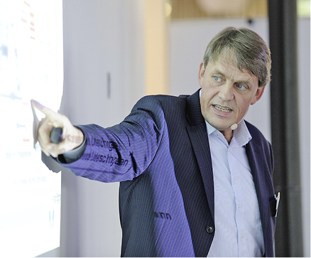 
5
 Ansgar Borgmann fordert auf Basis seiner Erfahrungen mit der Gefährdungsanalyse eine neue Kultur im Umgang mit Trinkwasser. 



