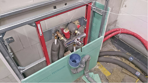 



5
 Bei dieser Variante ist die Doppelwandscheibe gleich in die Warmwasserzirkulation integriert. Die Kaltwasserversorgung erfolgt wie oben in einer Ringinstallation. 
