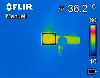 
8
 Thermografie der schwarz beschichteten Armatur während des Versuchs mit durchgeschleifter Zirkulation. An der Warmwasserseite werden über 40 °C Oberflächentemperatur erreicht. 



