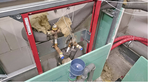 
9
 Bei dieser Installation verläuft die Zirkulationsleitung über den Anschlüssen. Eine kurze Stichleitung speist die Wandscheibe von oben mit Warmwasser, was zu günstigen Messergebnissen führt. Diese Installation ist für die Praxis zu empfehlen. 



