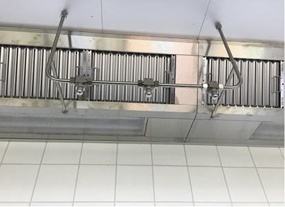 



2
 … im Brandfall versprühen die Löschdüsen eine Salzlösung und das Protect-System schaltet mit dem Löschvorgang die Kochgeräte strom- bzw. gaslos. 
